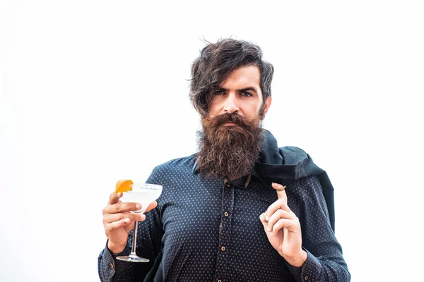 Homme barbu avec boisson alcoolisée — Photo