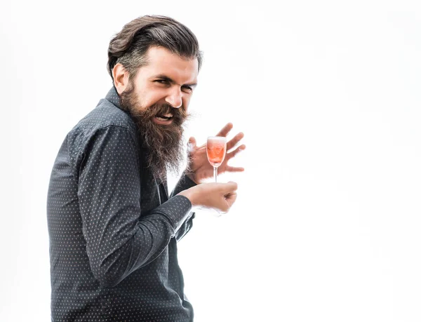 Homme barbu avec cocktail alcoolisé — Photo