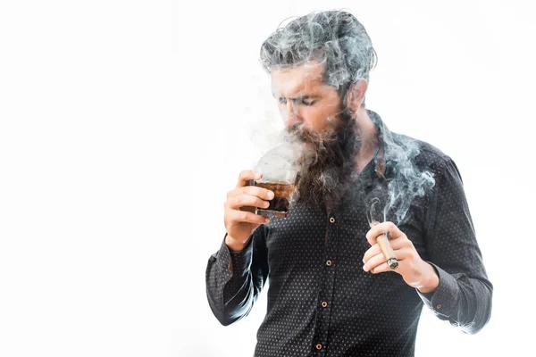 Homme avec cigare et whisky — Photo