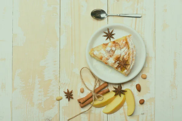 Rebanada de pastel de manzana sobre fondo de madera vintage — Foto de Stock