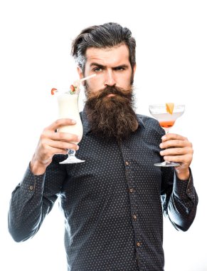 alkolsüz kokteyller ile sakallı adam