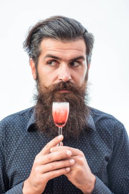 sakallı adam alkollü kokteyl ile