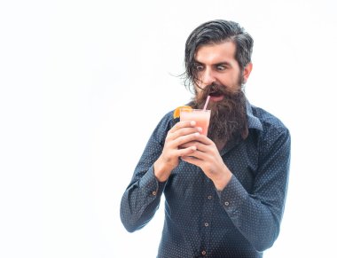 alkolsüz kokteyl ile sakallı adam