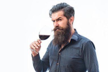 sakallı adam şarapla