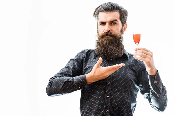 Sakallı adam alkollü kokteyl ile — Stok fotoğraf
