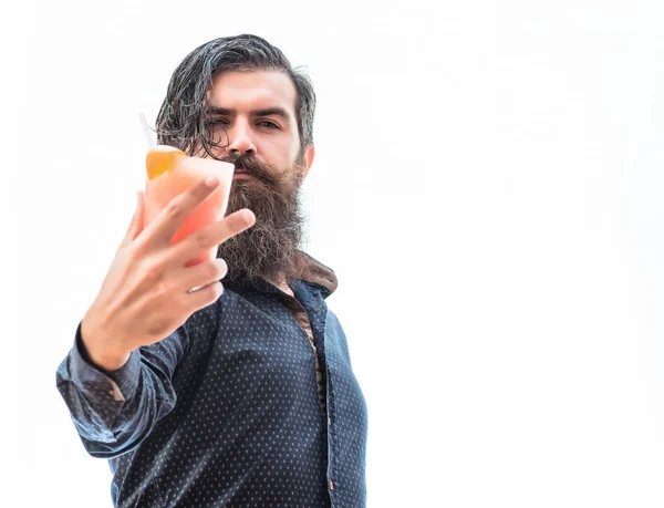 Homem barbudo sem coquetel alcoólico — Fotografia de Stock