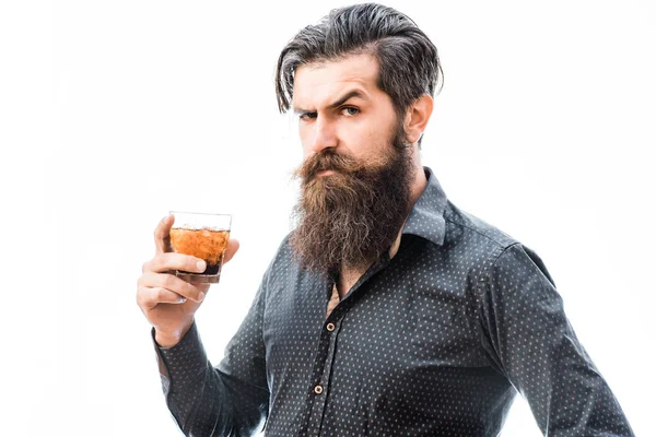 Brodaty mężczyzna z whisky — Zdjęcie stockowe
