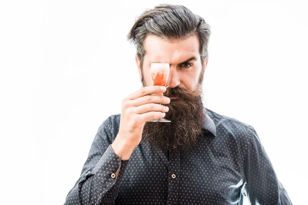 Skäggig man med alkoholhaltiga cocktail — Stockfoto