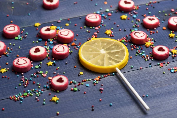 Lollipop och godis med valentine hjärta logga — Stockfoto