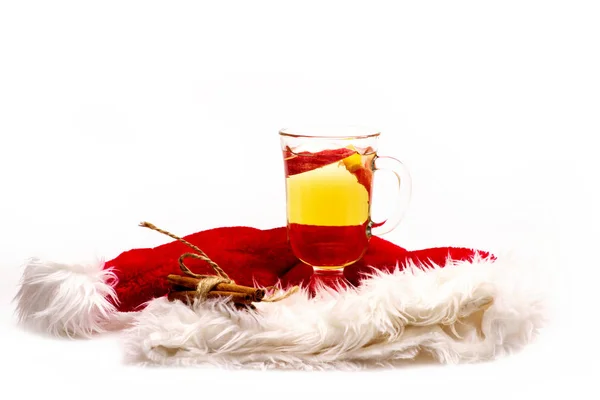 Glas leckerer Glühwein oder Glühwein — Stockfoto