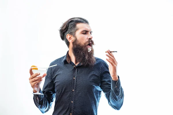 알코올 음료와 수염된 남자 — 스톡 사진