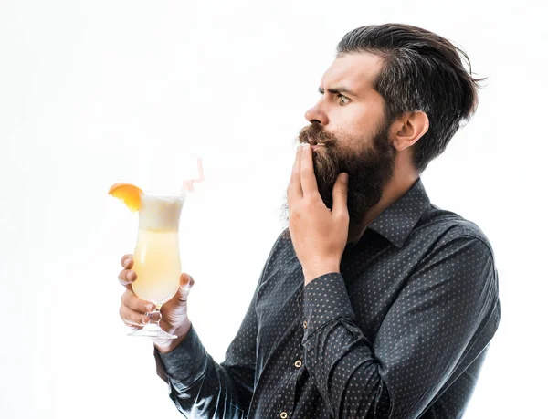 Γενειοφόρος άνδρας με μη αλκοολούχα κοκτέιλ — Φωτογραφία Αρχείου