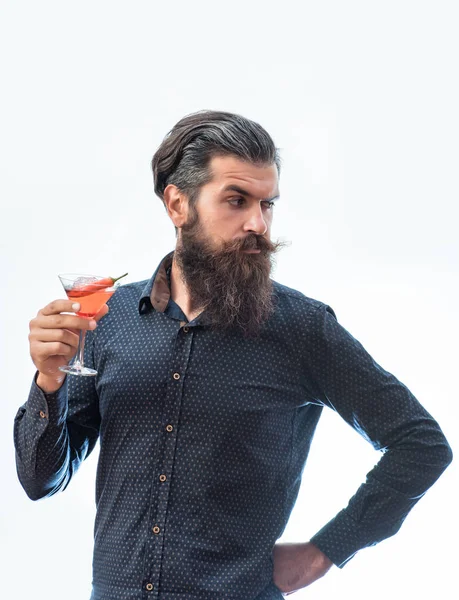 Γενειοφόρος άνδρας με αλκοολούχα κοκτέιλ — Φωτογραφία Αρχείου