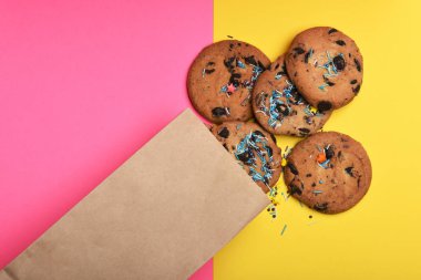 Yulaf ezmesi çikolatalı kurabiye renkli arka plan üzerinde