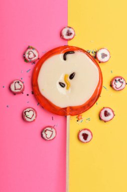 Lolipop ve şekerler Sevgililer kalp ile oturum açın