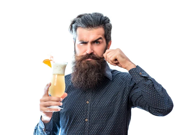 Barbudo hombre con cóctel sin alcohol — Foto de Stock