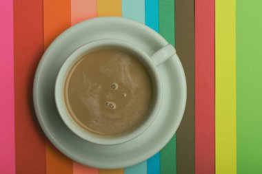 Beyaz fincan sütlü kahve