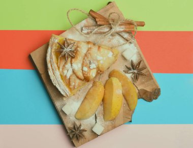 Elmalı turta ve adet elma dilim