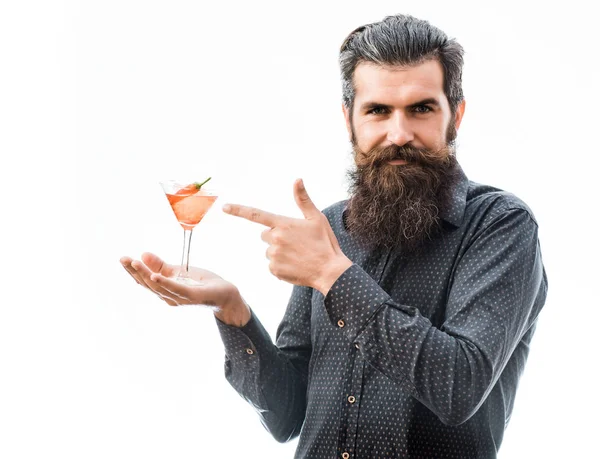 Бородатый мужчина с алкогольным коктейлем — стоковое фото