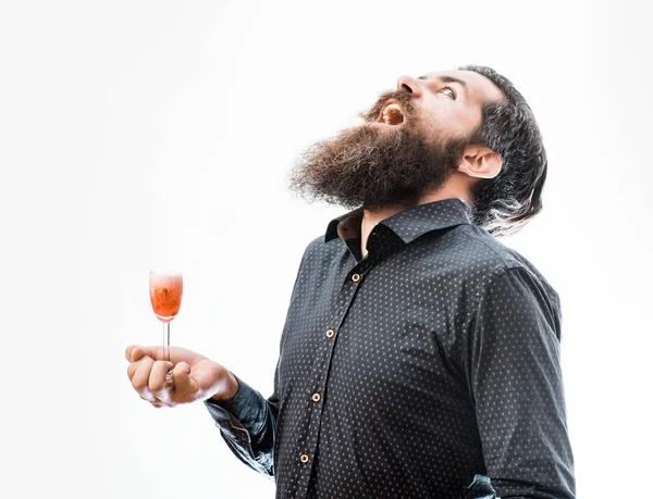 Barbudo hombre con cóctel alcohólico — Foto de Stock