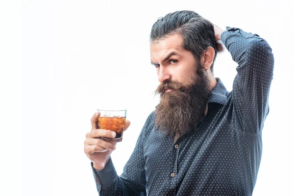 Бородатый человек с виски — стоковое фото