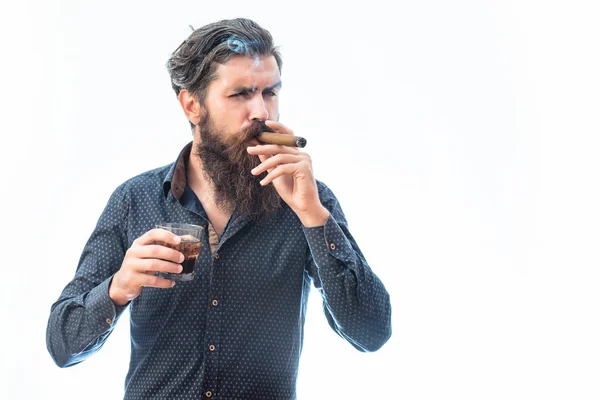 Hombre con cigarro y whisky —  Fotos de Stock
