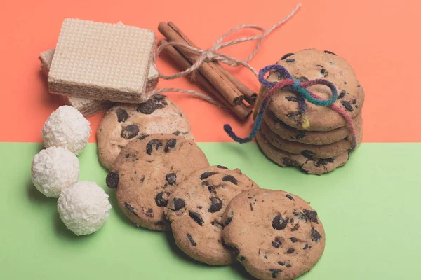 Biscoitos de chocolate e doces — Fotografia de Stock