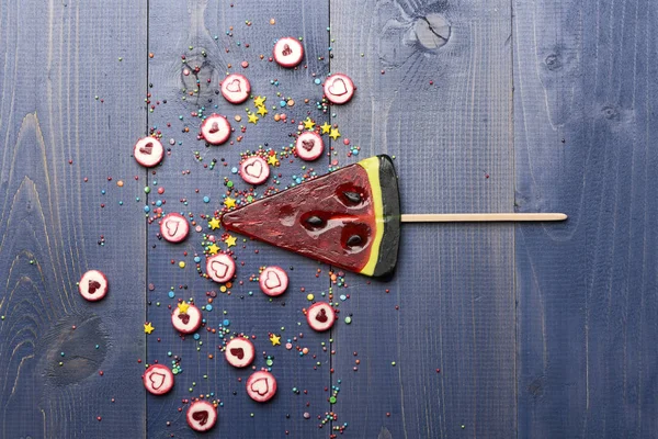 Pirulito e doces com sinal de coração dos namorados — Fotografia de Stock