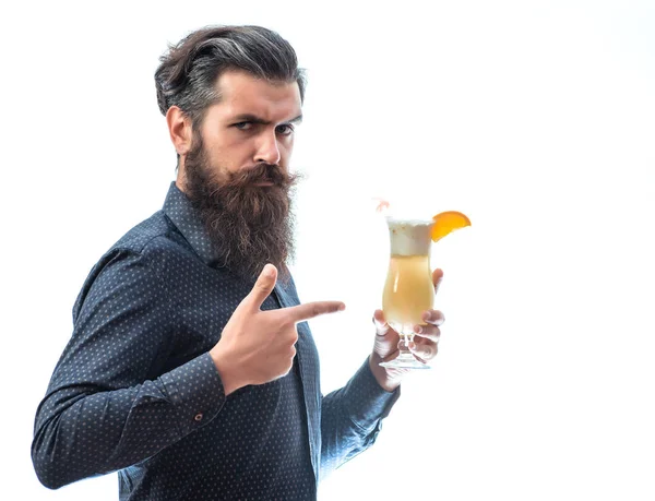 Bärtiger Mann mit alkoholfreiem Cocktail — Stockfoto