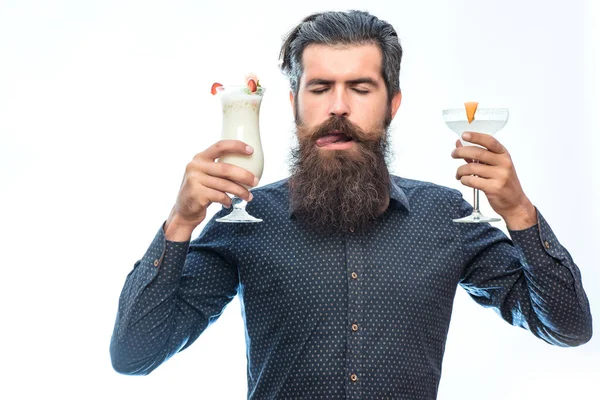 Bebaarde man met cocktails — Stockfoto