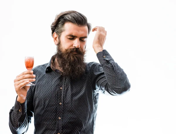 Homem barbudo com coquetel alcoólico — Fotografia de Stock
