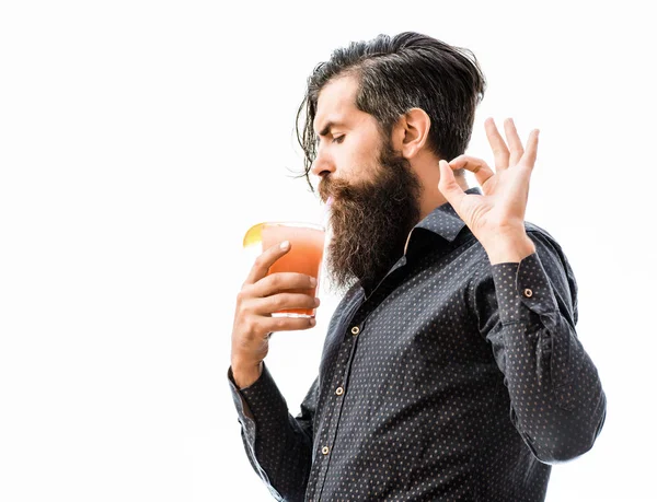 Бородатый мужчина с безалкогольным коктейлем — стоковое фото