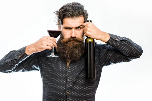 Brodaty mężczyzna z czerwonego wina — Zdjęcie stockowe
