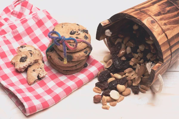 Schokoladenkekse mit Nüssen — Stockfoto