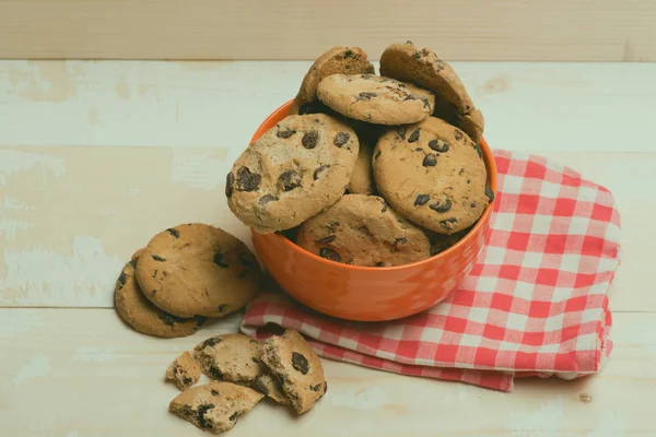 Schokoladenkekse in orangefarbener Schüssel — Stockfoto