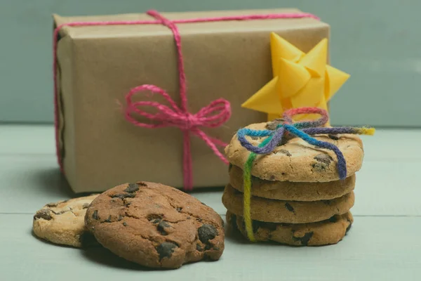 Biscoitos de chocolate e presente — Fotografia de Stock