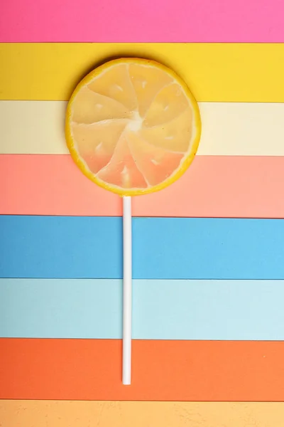 Lízátko jako citron na barevné pozadí — Stock fotografie