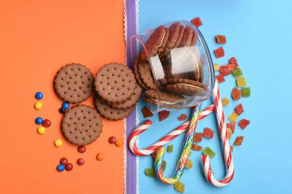 Biscoitos de chocolate e doces — Fotografia de Stock