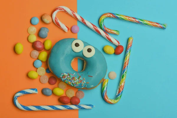 Blå rolig förvånad donut på färgstarka bakgrund — Stockfoto