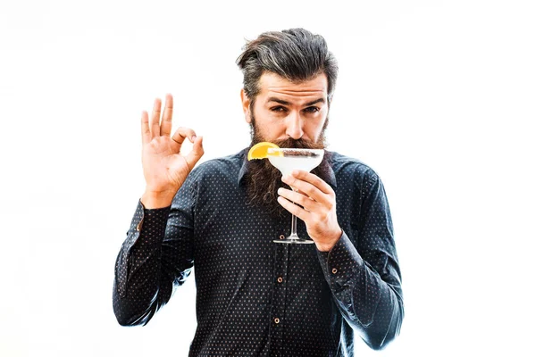 Hombre barbudo con bebida alcohólica — Foto de Stock