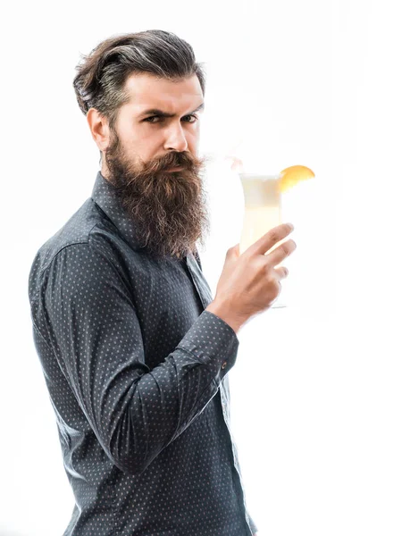 Alkolsüz kokteyl ile sakallı adam — Stok fotoğraf