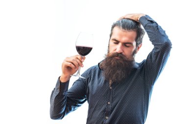 sakallı adam şarapla