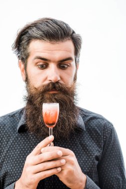 sakallı adam alkollü kokteyl ile