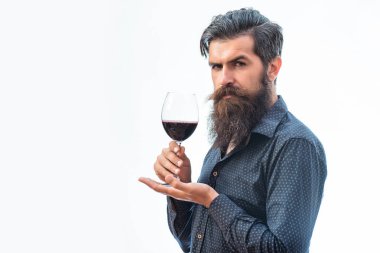 sakallı adam şarapla