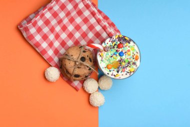 Hindistan cevizi şeker ve çerezler ile muzlu süt