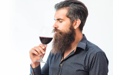 sakallı adam şarapla