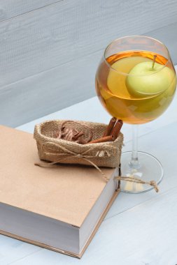 Bardak elma suyu, kitap ve tarçın