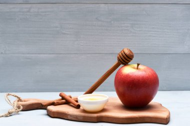 Apple, bal, sopa ve tarçın