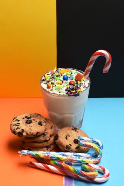 Renkli şekerler ve çerezler ile muzlu süt