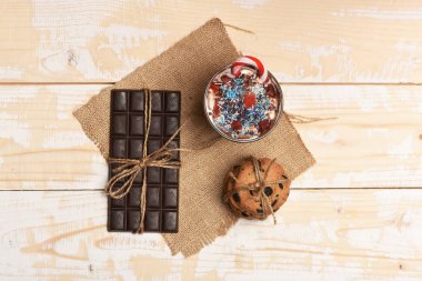 Çikolata ve parçalı kurabiye ile mousse